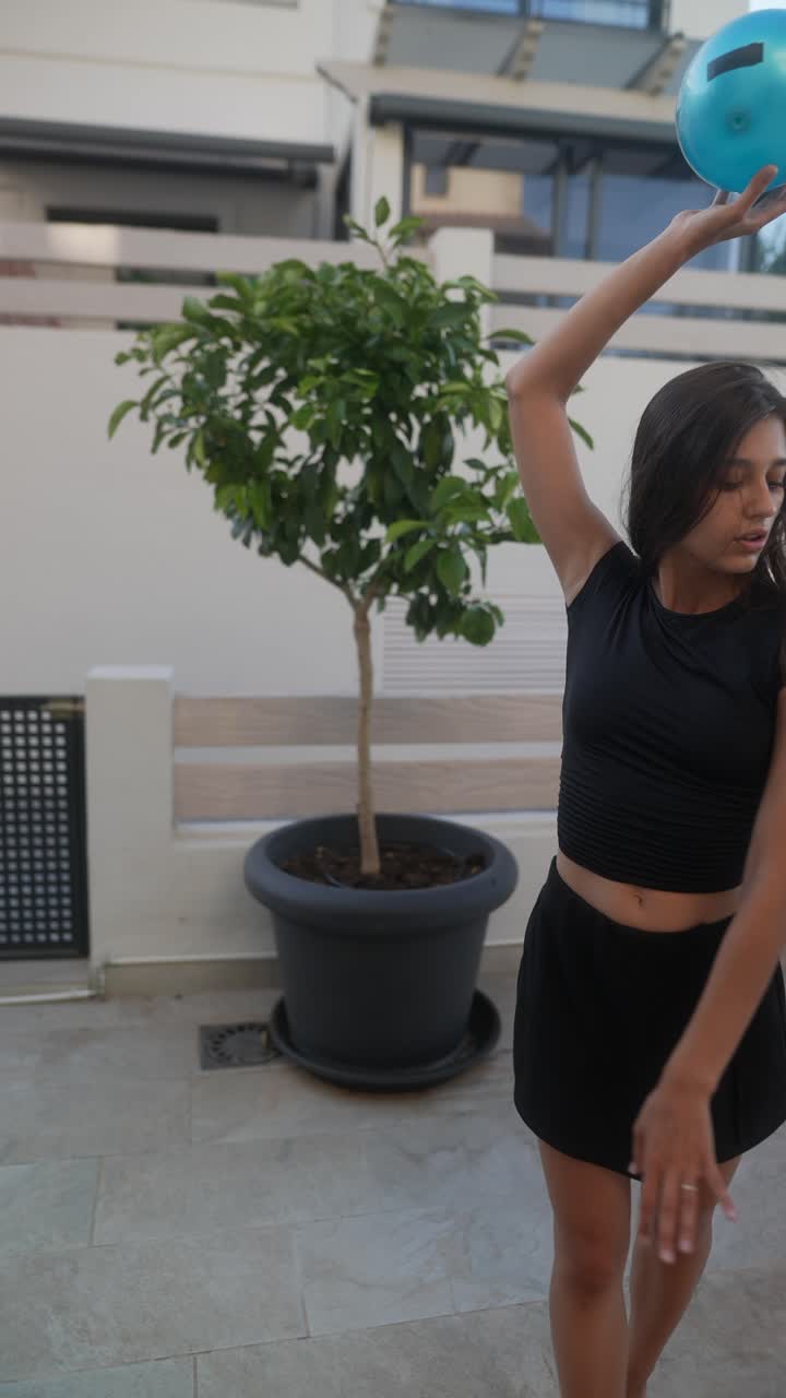 mujer joven haciendo ejercicio al aire libre