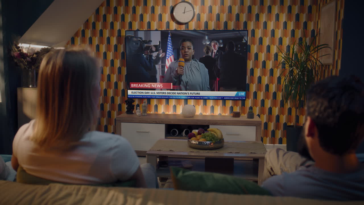 pareja viendo las noticias de las elecciones