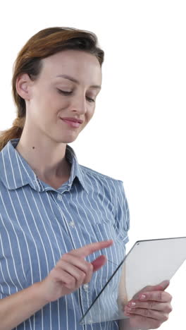 animación de una mujer sosteniendo una tableta interactiva transparente con pilas de cajas sobre un fondo blanco