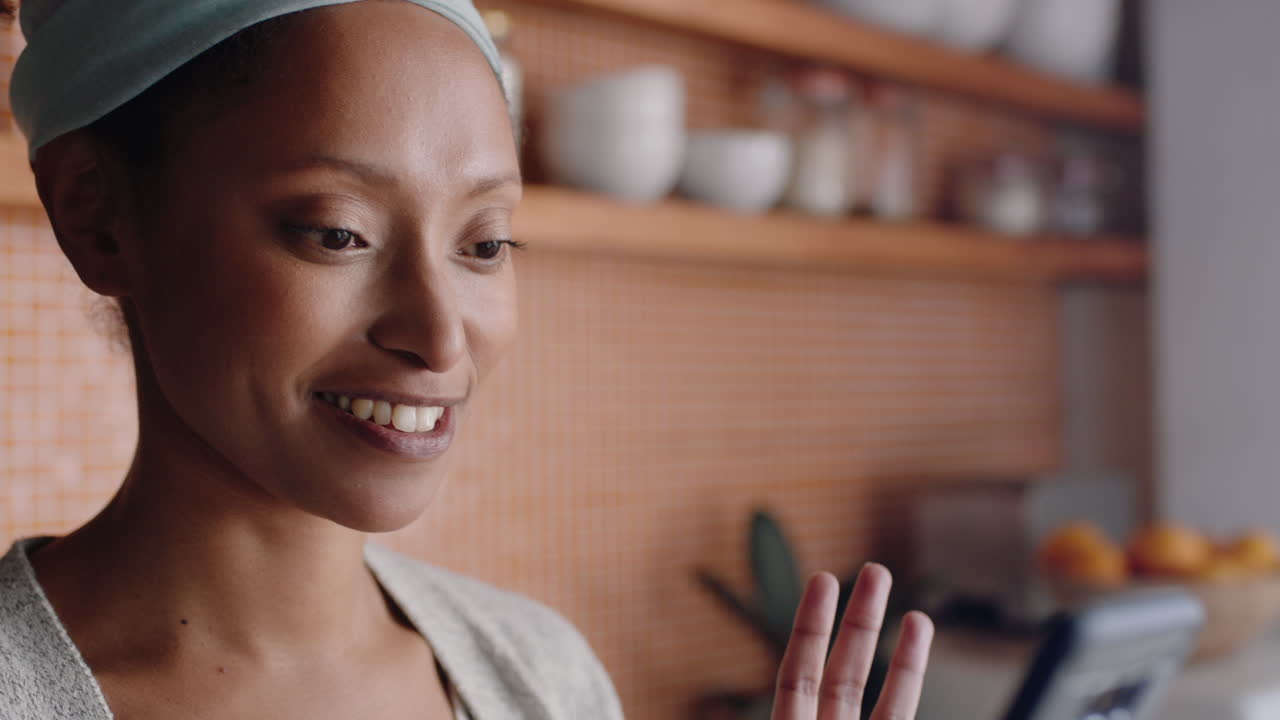 행복한 여성이 집에서 스마트폰을 사용하여 비디오 채팅을 하고 친구와 채팅을 하고 휴대 전화로 대화를 즐기며 라이프 스타일을 공유하고 있습니다.