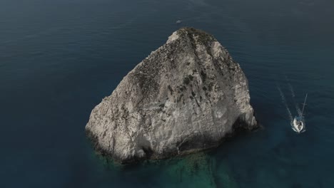 video aéreo de drones del fenómeno geológico icónico de cuevas azules en el norte de la isla de zakynthos con un profundo paisaje marino rocoso de zafiro