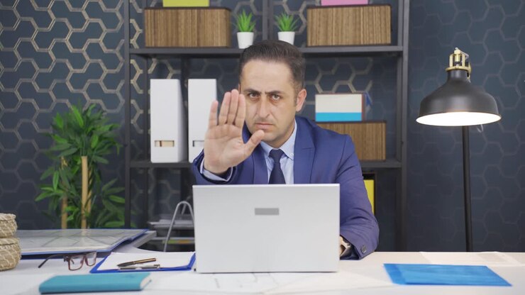 бизнесмен говорит "стоп" камере.