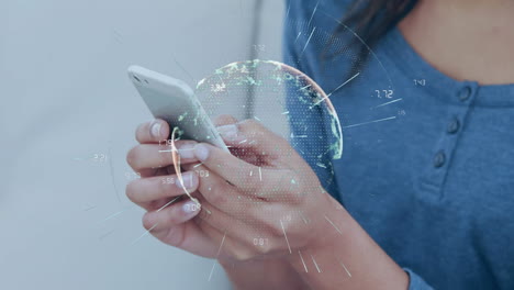 animación de conexiones y globo sobre las manos de una mujer caucásica usando un teléfono inteligente