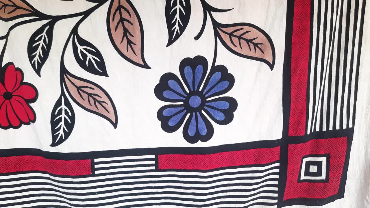 매달린 패브릭 프린트, 화려한 꽃의 정적 샷을 닫습니다.