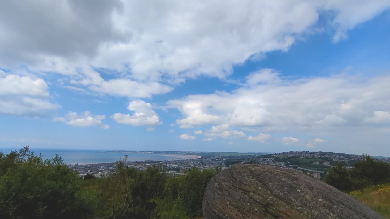 스완시 (swansea) 도시 풍경 위를 지나가는 구름의 타임 스 (timelapse of clouds passing above swansea cityscape with curved beach bay and skyscrapers)