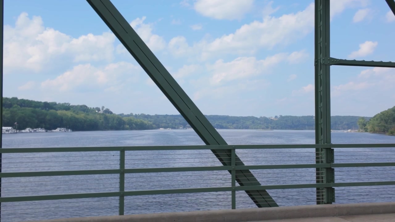 Gimbal-Weitwinkel-Schwenkaufnahme des St. Croix River von der Hubbrücke, die Stillwater, Minnesota, mit Houlton, Wisconsin, verbindet. 4K