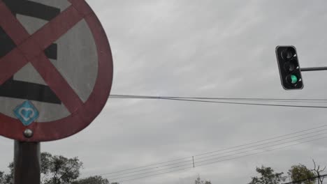 Traffic-light-turning-green-on-the-background