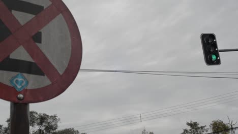 el semáforo se vuelve verde en el fondo