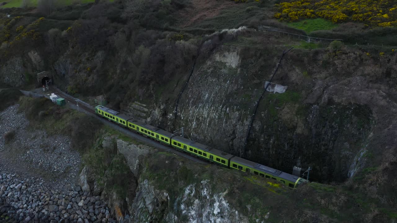 브레이 산맥의 터널을 통과하는 열차의 조감도