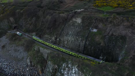 vista aérea del tren que pasa por los túneles de las montañas bray