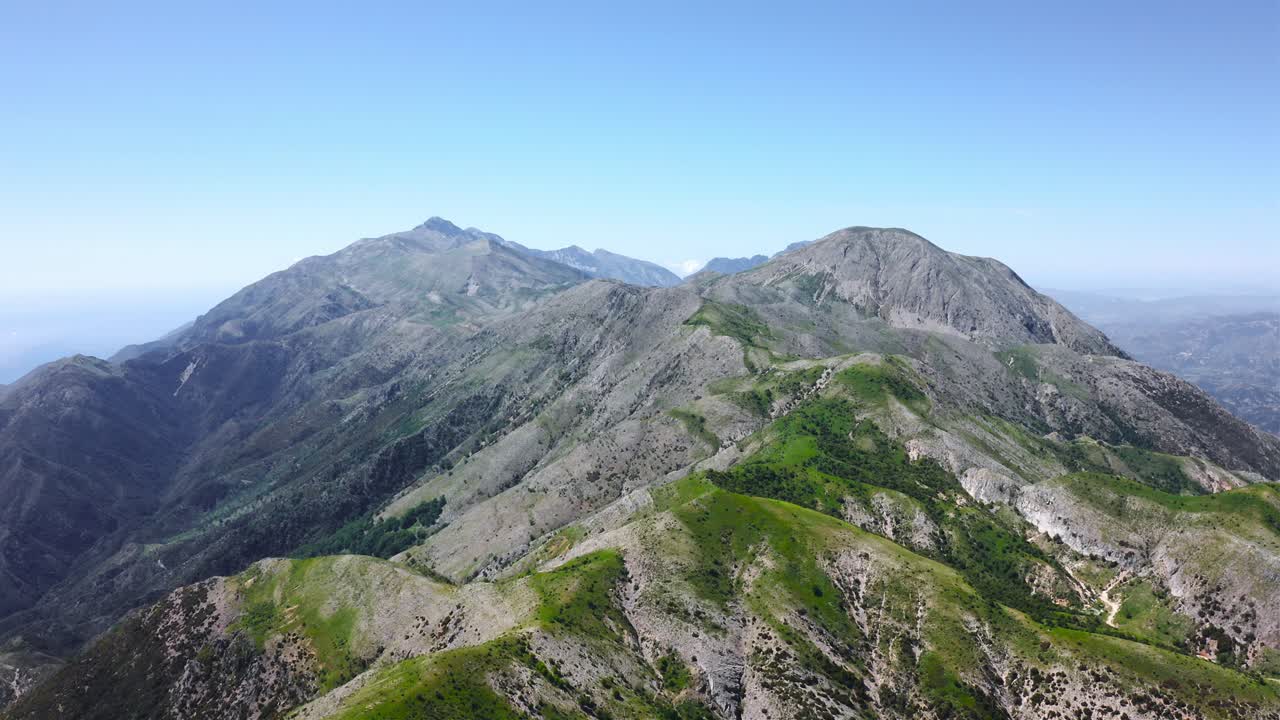 alto monte desnudo cika con laderas empinadas que están parcialmente cubiertas de vegetación verde en las montañas ceraunianas en un día soleado de verano