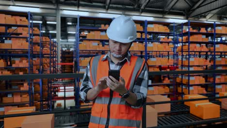 trabajador de almacén comprobando el inventario con un teléfono inteligente