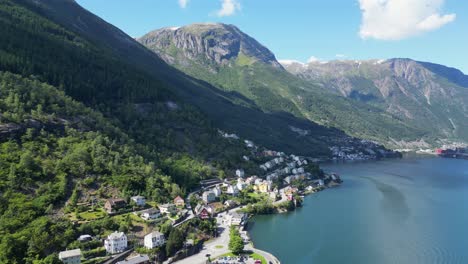 aldea de zoda en el fiordo de hardanger en vestland, noruega, escandinavia - aero 4k