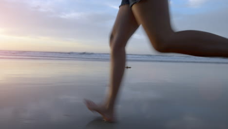 Frau-Läuft-Barfuß-Am-Strand-Bei-Sonnenuntergang-Mit-Steadicam