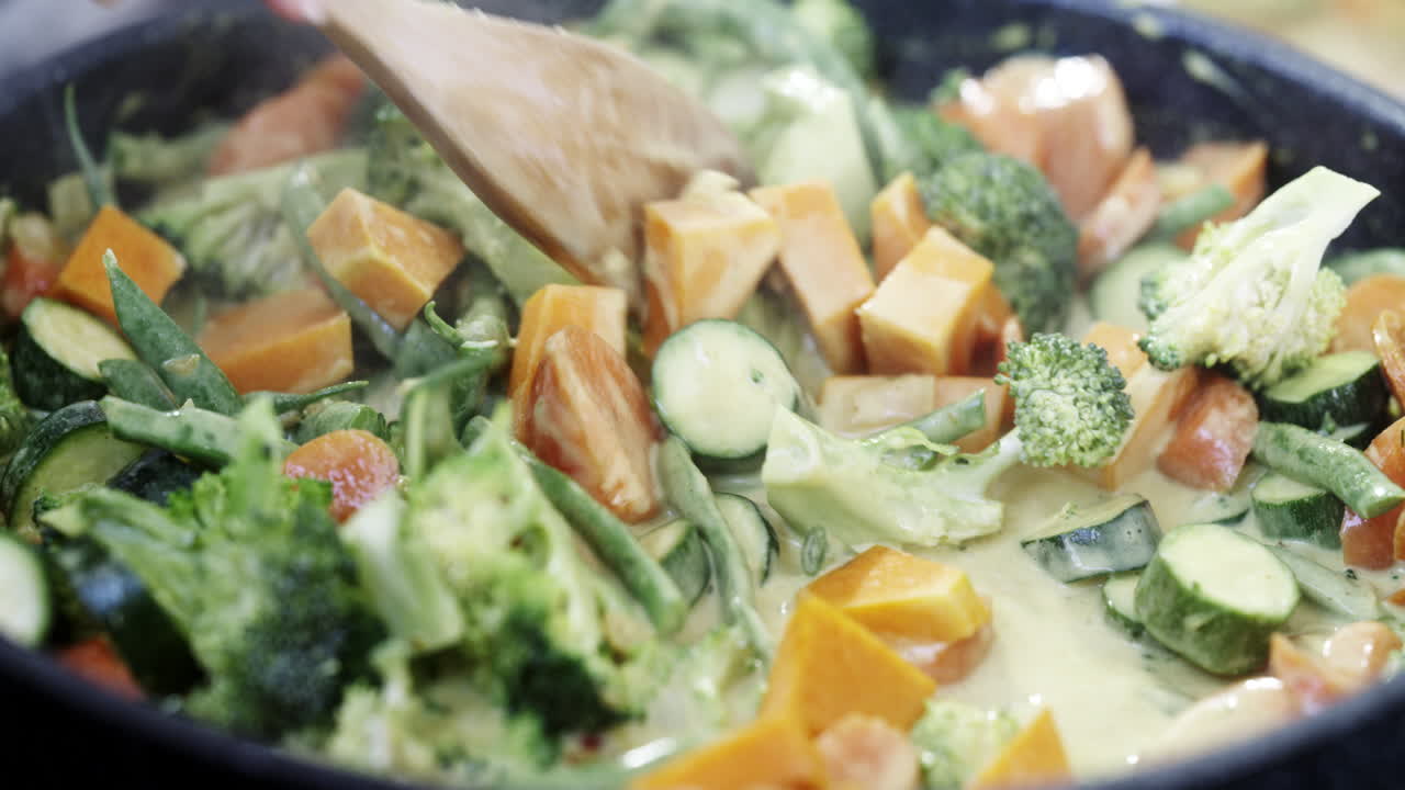 풍부 하고 건강 한 식사 를 요리 하는 것