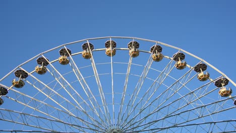 la rueda gigante con el cielo azul claro, honfleur, normandía, francia