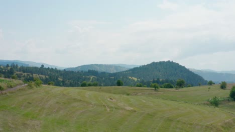 groene heuvels en het dorp ticje polje, prijepolje, servië