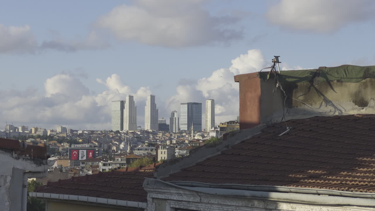 Vue panoramique grand angle de l'horizon d'Istanbul, un mélange d'éléments historiques et modernes dans la célèbre ville de Turquie.
