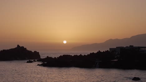 Calm-and-relaxing-sunset-on-the-ocean-in-the-island-of-Madeira,-Portugal
