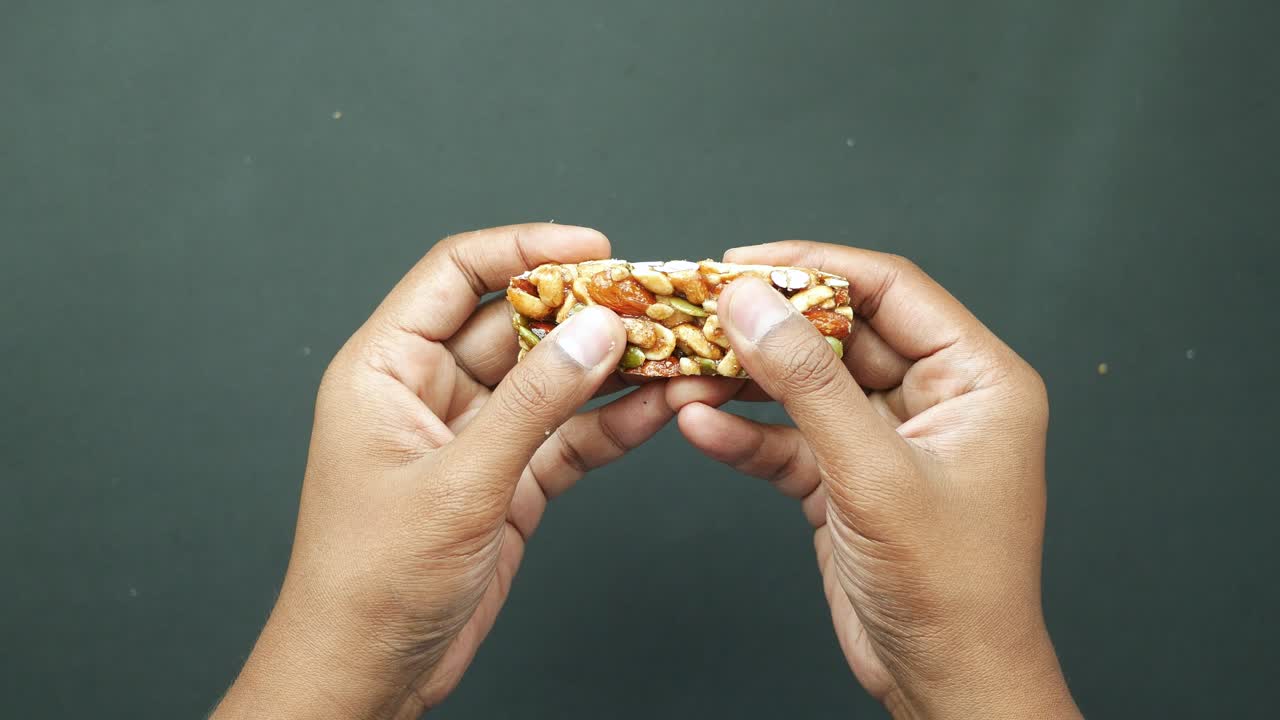 견과류 와 씨 바 를 들고 있는 손 들 의 클로즈업