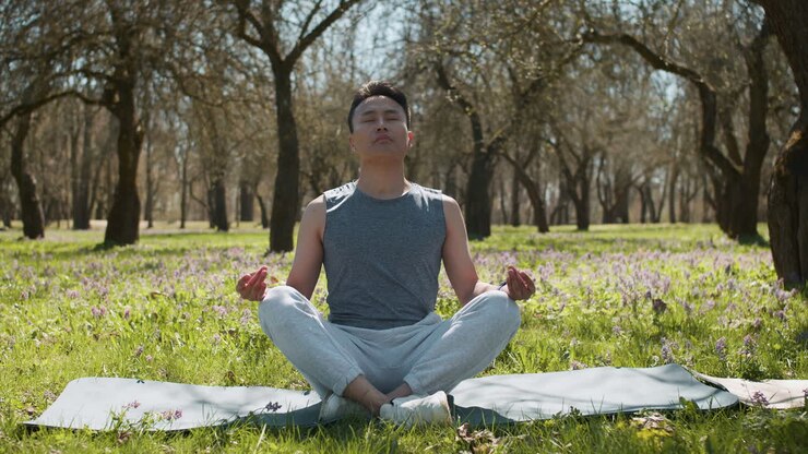 Hombre meditando al aire libre