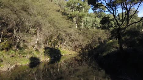 río que fluye a través del valle australiano