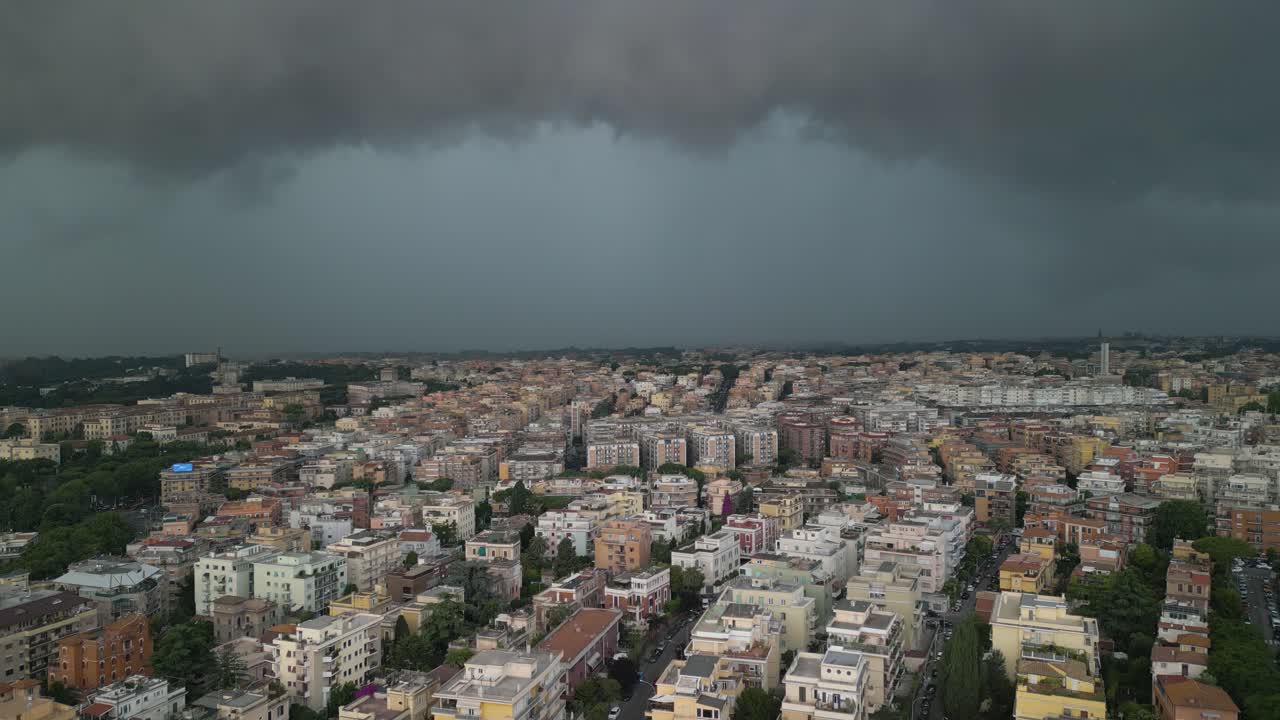 공중 드론은 폭풍의 날 이탈리아의 로마 도시 위를 떠다니는 어두운 비 구름과 함께 주거 건물 위에서 촬영되었습니다.