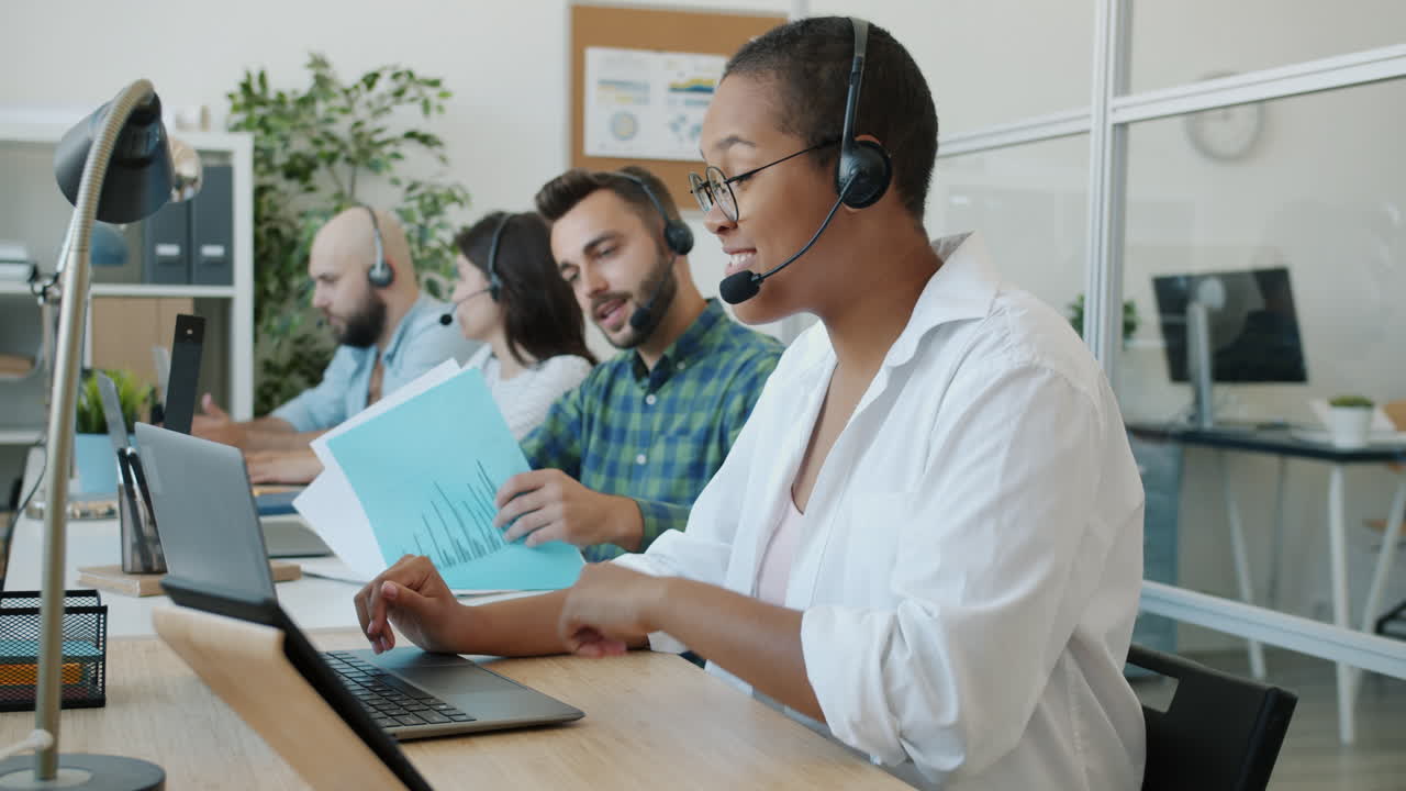equipo de servicio al cliente que trabaja en la oficina