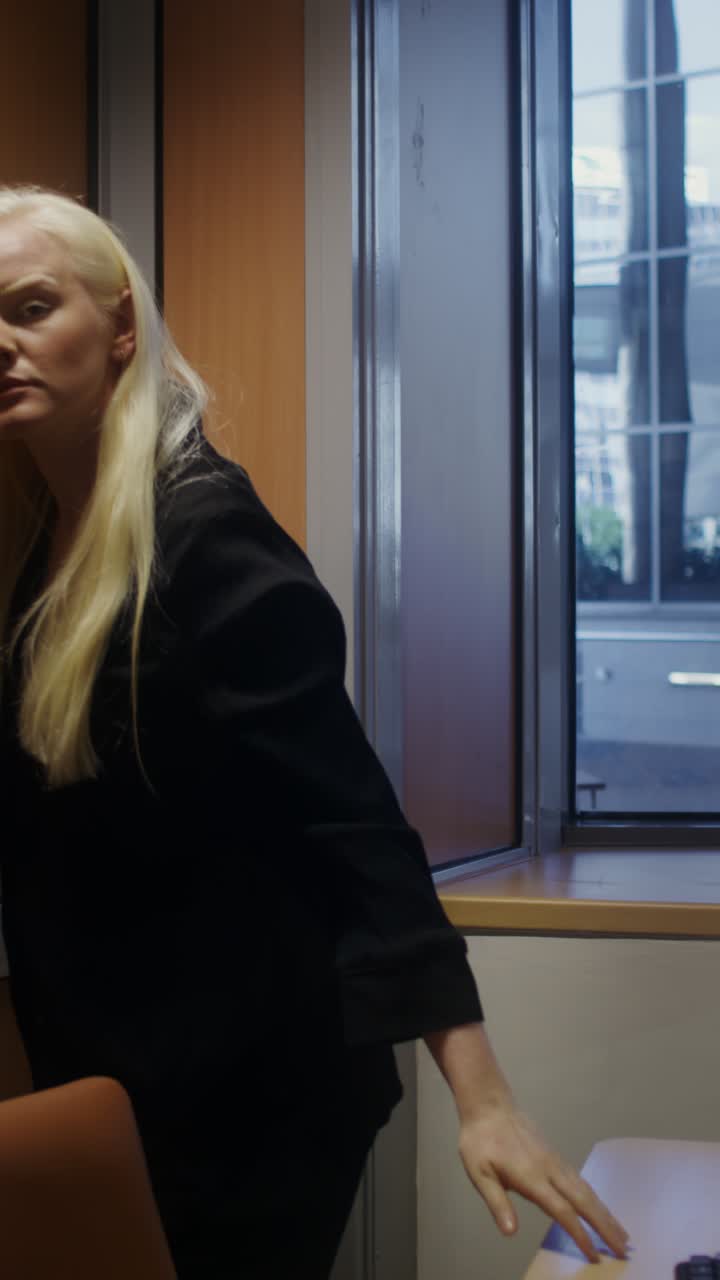 Immagini di una donna in ufficio