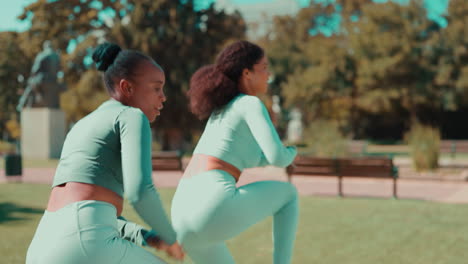 mujeres, amigos y fitness en el parque con ejercicio