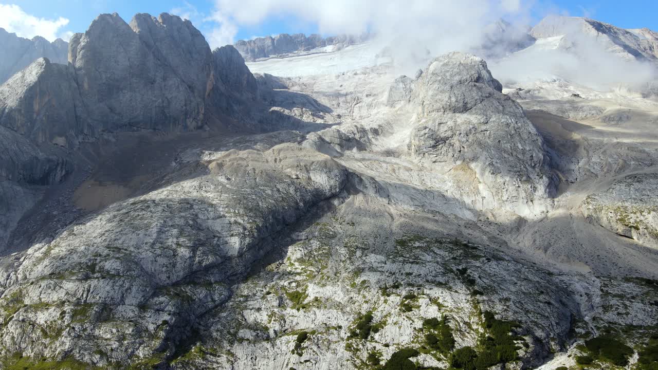 vistas aéreas de la cara norte de la montaña marmolada en los dolomitas italianos