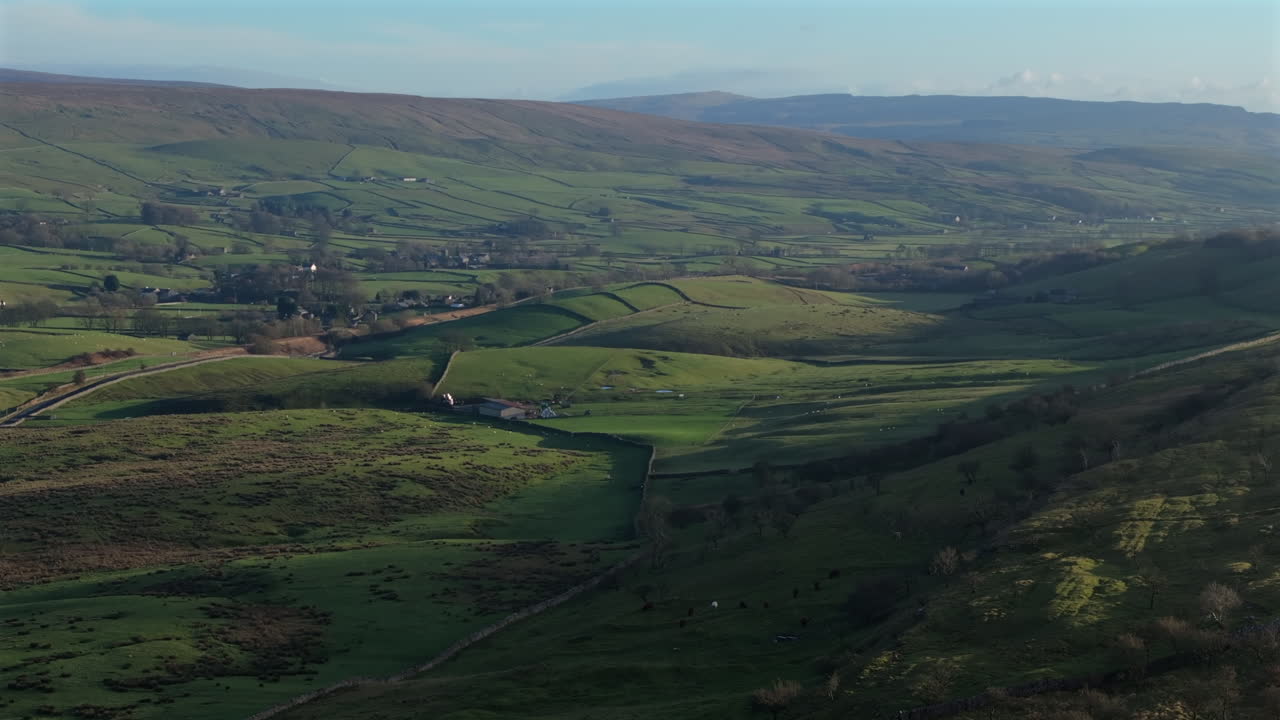estableciendo el avión no tripulado derribado en el valle de yorkshire dales al atardecer en el reino unido
