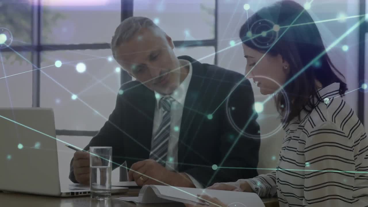 animación de la red de conexiones con iconos sobre diversas personas de negocios en la oficina