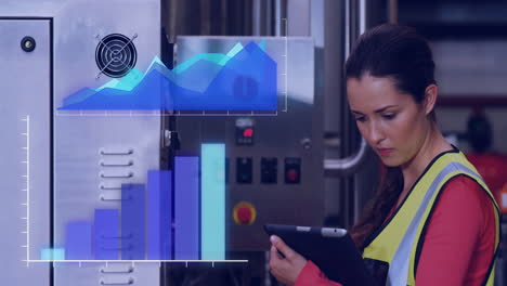 animación del procesamiento de datos sobre una ingeniera caucásica que usa una tableta