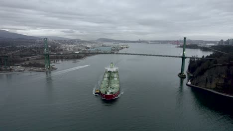 Lastkahn-Und-Lotsenboot-Segeln-Auf-Dem-Burrard-Inlet-Fjord-Unter-Der-Lions-Gate-Bridge,-Vancouver-In-Kanada