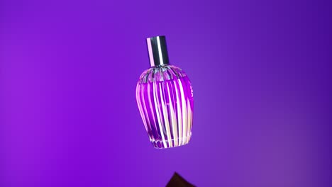 botella de perfume vibrante en la fotografía de moda dinámica