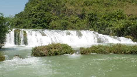 Thác-Cò-Là,-Cautivadora-Cascada-En-Vietnam,-Desciende-Con-Pura-Elegancia