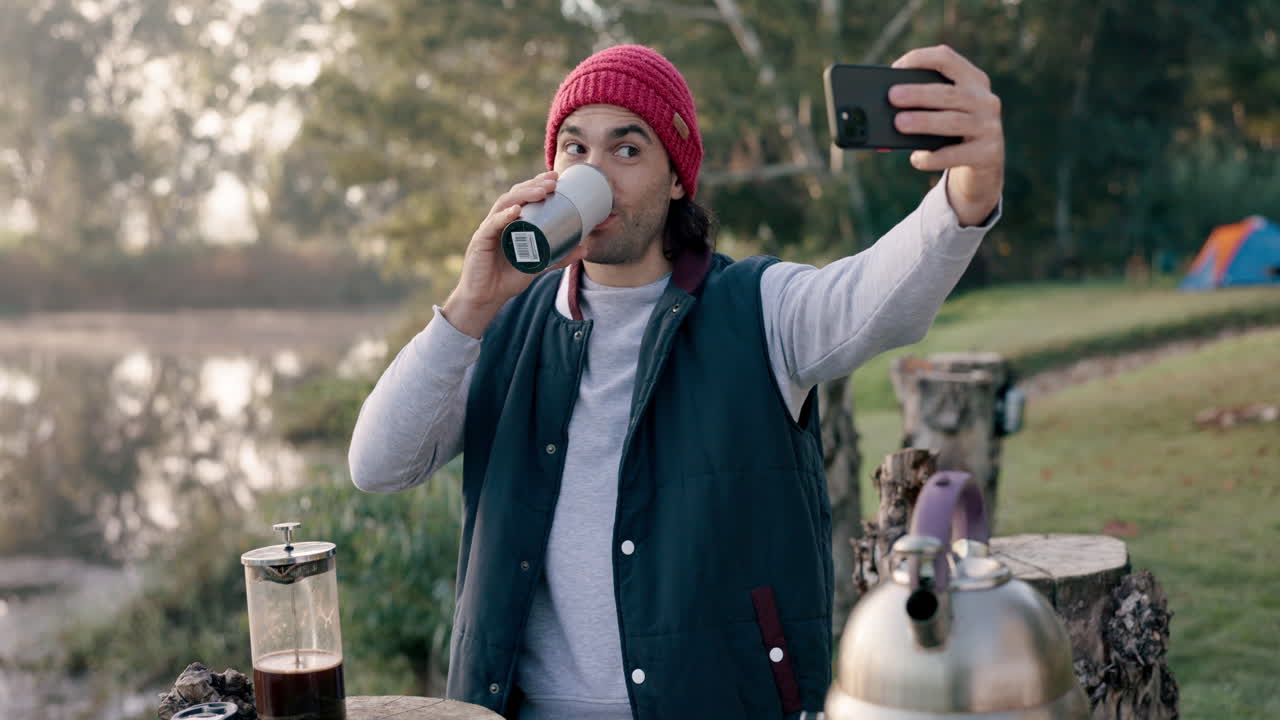 camping, selfie y hombre con café
