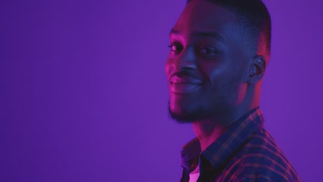 retrato de hombre con iluminación de neón