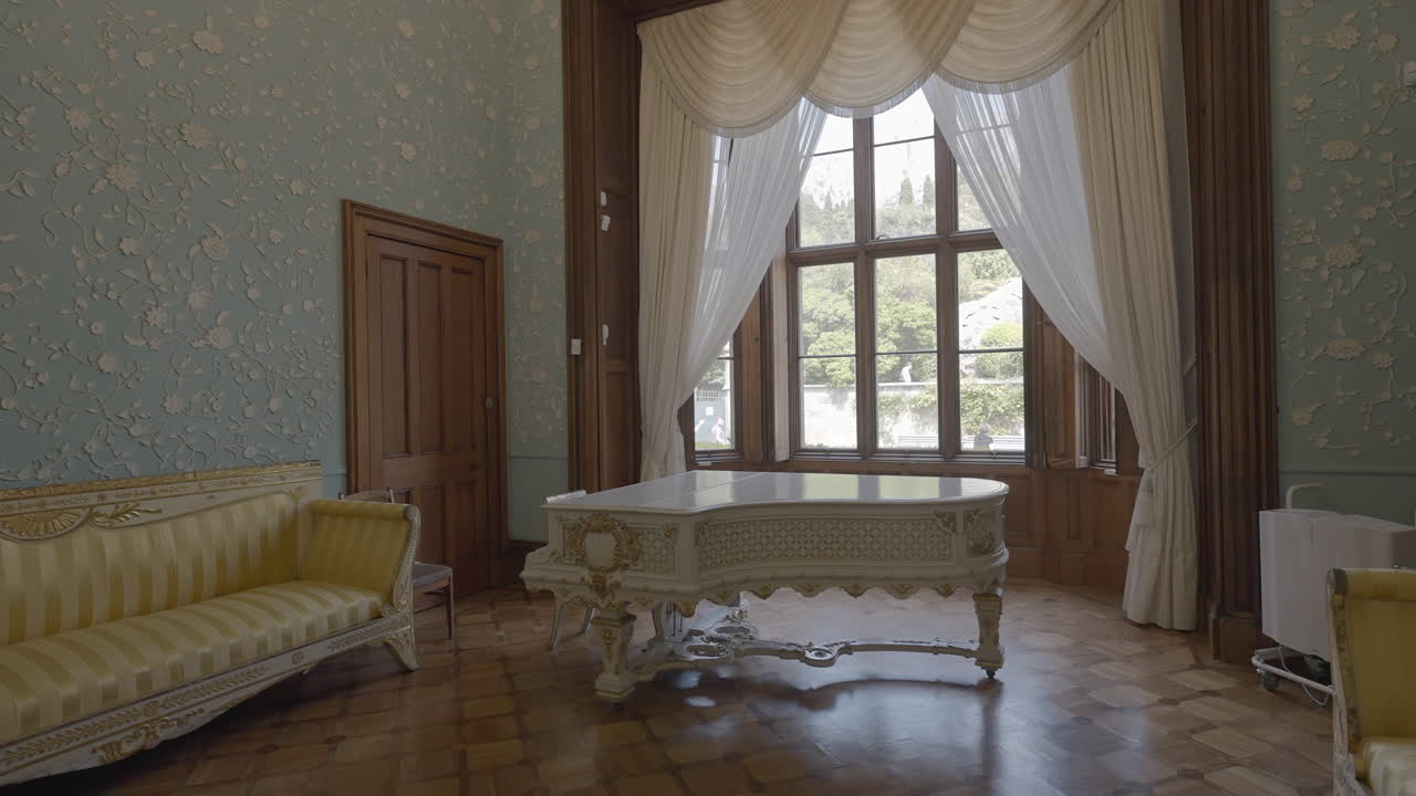 정원 전망이 있는 우아한 피아노 방