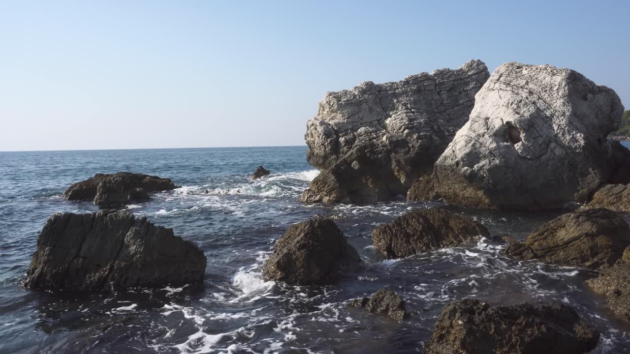 Inquadratura stabile di grandi rocce nel mare in una giornata soleggiata e calda - Montenegro