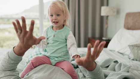 , vinculación y padre con hijo jugando en la cama
