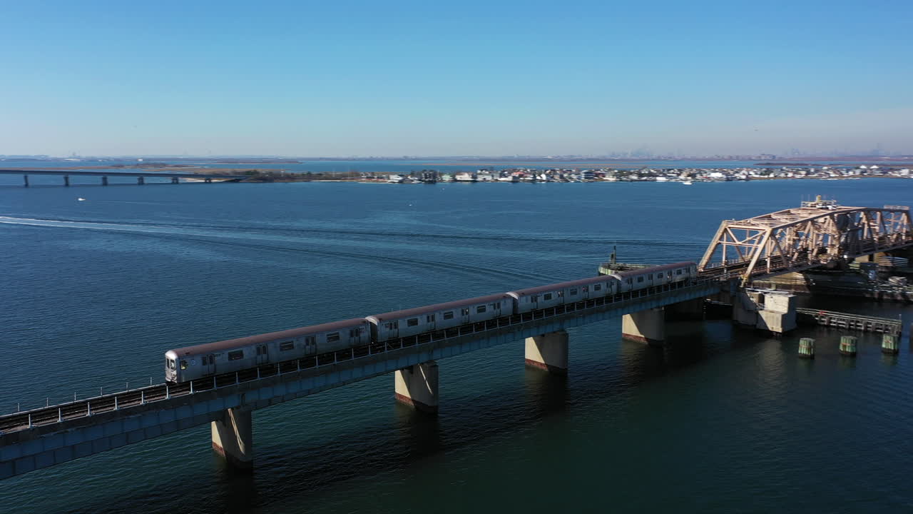 뉴욕 퀸즈의 고가 선로에서 뉴욕 지하철의 공중 촬영