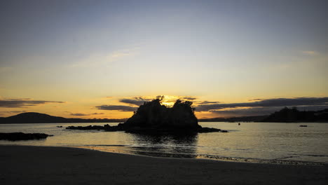 Lapso-De-Tiempo-De-Una-Puesta-De-Sol-En-Una-Playa-Impresionante-En-Nueva-Zelanda