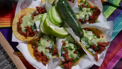 Tacos-Blandos,-Ají,-Pepinos-De-Lima-En-Un-Plato---Serie-De-Camiones-De-Comida