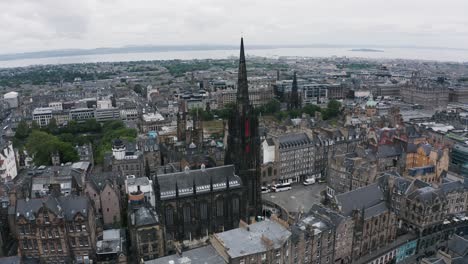 Hermosa-Antena-Del-Centro-Y-Entorno-Histórico-En-Edimburgo