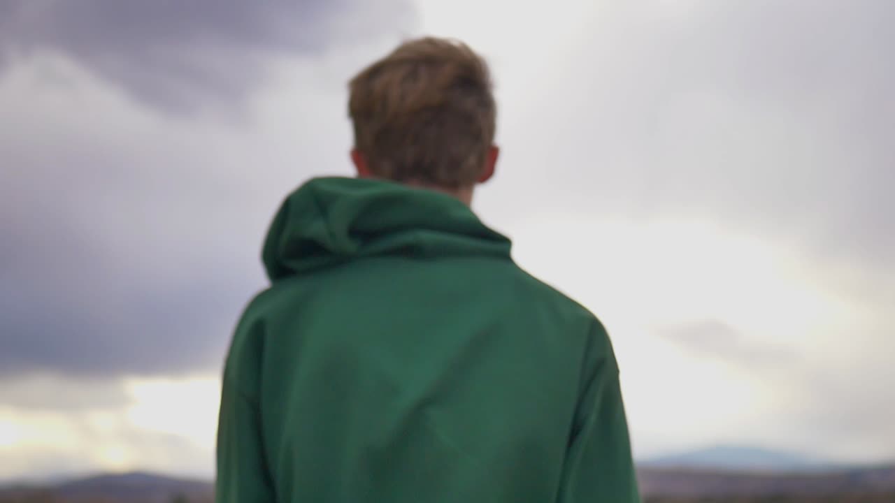 한 남자가 호수를 바라보고 있다