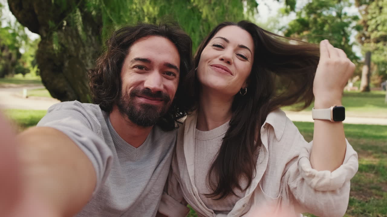 Pareja haciéndose un selfi en el parque
