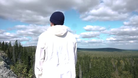 산에서 하이킹하는 사람