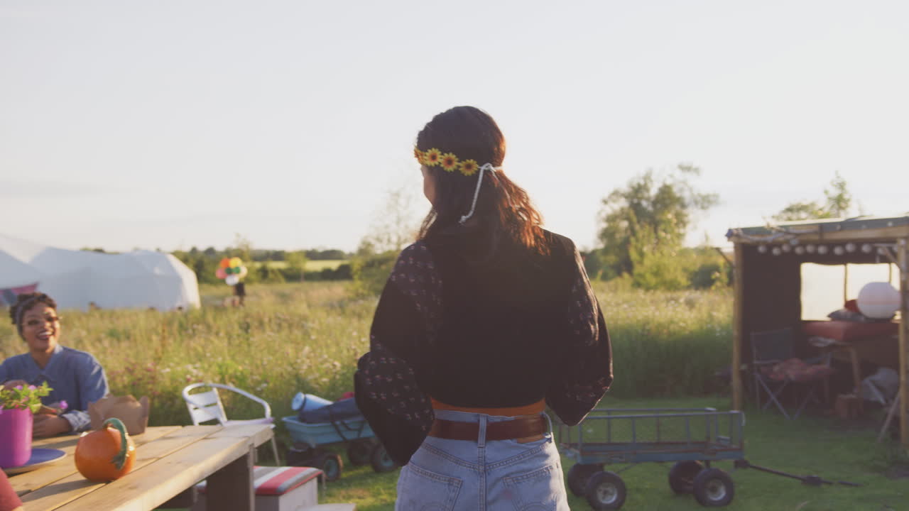grupo de jóvenes amigos en un festival de música sentados alrededor de la mesa y bebiendo cerveza